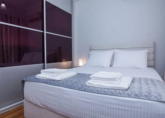 Central 2 Bd Apt With Balcony By Monastiraki